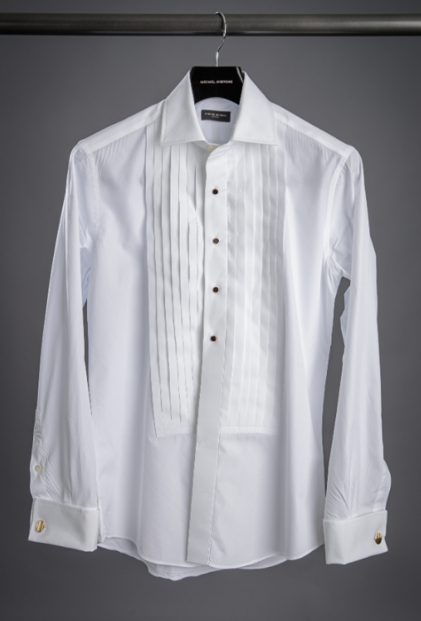 Kemeja dengan aksen lipit di bagian depan